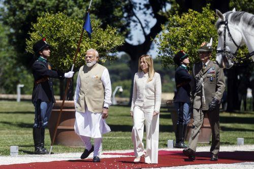 epa12977231 Italian Prime Minister Giorgia Meloni (R) welcomes Indian Prime Minister Narendra Modi prior to a meeting at Villa Pamphili in Rome, Italy, 20 May 2026.  EPA/ANGELO CARCONI