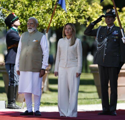 epa12977232 Italian Prime Minister Giorgia Meloni (R) welcomes Indian Prime Minister Narendra Modi prior to a meeting at Villa Pamphili in Rome, Italy, 20 May 2026.  EPA/ANGELO CARCONI