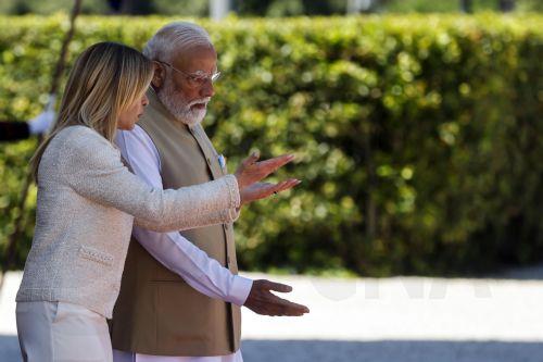 epa12977235 Italian Prime Minister Giorgia Meloni (L) welcomes Indian Prime Minister Narendra Modi prior to a meeting at Villa Pamphili in Rome, Italy, 20 May 2026.  EPA/ANGELO CARCONI