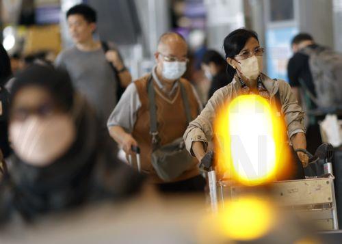epa12977385 International flight travelers wear protective face masks at Suvarnabhumi Airport in Samut Prakan province, Thailand, 20 May 2026. Thailand's Public Health Ministry has tightened its health surveillance measures to closely monitor travellers arriving from countries at high risk for an Ebola virus disease outbreak, aiming to prevent imported...