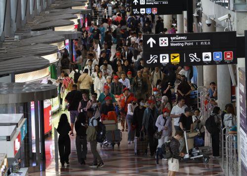 epa12977386 Travelers from international flights arrive at Suvarnabhumi Airport in Samut Prakan province, Thailand, 20 May 2026. Thailand's Public Health Ministry has tightened its health surveillance measures to closely monitor travellers arriving from countries at high risk for an Ebola virus disease outbreak, aiming to prevent imported infections....