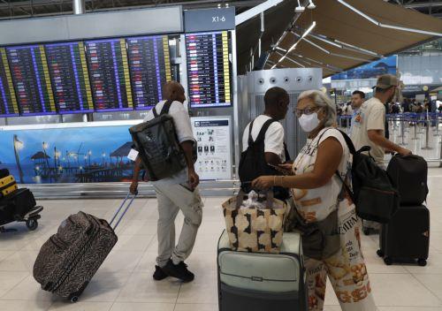 epa12977387 An international flight passenger wears a protective face mask at Suvarnabhumi Airport in Samut Prakan province, Thailand, 20 May 2026. Thailand's Public Health Ministry has tightened its health surveillance measures to closely monitor travellers arriving from countries at high risk for an Ebola virus disease outbreak, aiming to prevent imported...