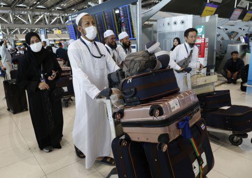 epa12977391 Thai-Muslim pilgrims wear protective face masks as they travel to Hajj, at Suvarnabhumi Airport in Samut Prakan province, Thailand, 20 May 2026. Thailand's Public Health Ministry has tightened its health surveillance measures to closely monitor travellers arriving from countries at high risk for an Ebola virus disease outbreak, aiming to prevent...