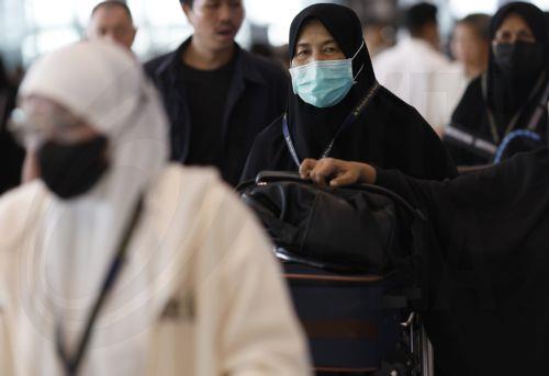 epa12977395 Thai-Muslim pilgrims wear protective face masks as they travel to Hajj, at Suvarnabhumi Airport in Samut Prakan province, Thailand, 20 May 2026. Thailand's Public Health Ministry has tightened its health surveillance measures to closely monitor travellers arriving from countries at high risk for an Ebola virus disease outbreak, aiming to prevent...