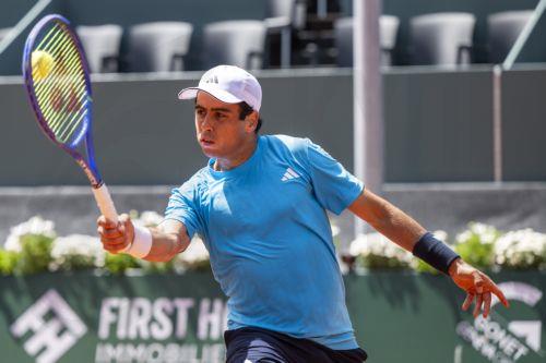 epa12981030 Jaume Munar of Spain, returns a ball to Mariano Navone of Argentina, during their quarter-final match, at the ATP 250 Geneva Open tournament in Geneva, Switzerland, 21 May 2026.  EPA/MARTIAL TREZZINI