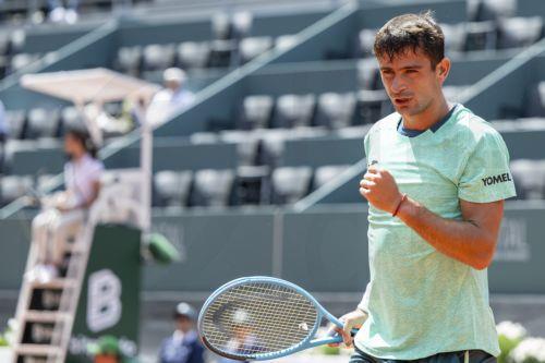 epa12981036 Mariano Navone of Argentina, reacts after winning a point to Jaume Munar of Spain, during their quarter-final match, at the ATP 250 Geneva Open tournament in Geneva, Switzerland, 21 May 2026.  EPA/MARTIAL TREZZINI