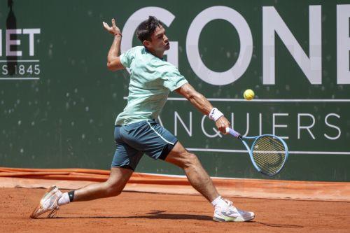 epa12981037 Mariano Navone of Argentina, returns a ball to Jaume Munar of Spain, during their quarter-final match, at the ATP 250 Geneva Open tournament in Geneva, Switzerland, 21 May 2026.  EPA/MARTIAL TREZZINI