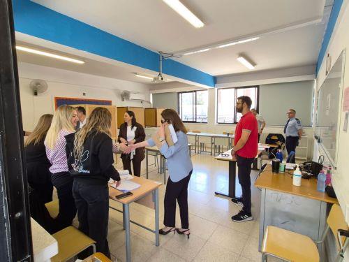 Με λεωφορεία, αλλά και με ιδιωτικά οχήματα, από το πρωί συρρέουν μαζικά οι εγκλωβισμένοι των Επαρχιών Μόρφου και Κερύνειας , από τα κατεχόμενα χωριά Κορμακίτη και Καρπάσια, για να ψηφίσουν για τις Βουλευτικές εκλογές αλλά και την εκλογή αντιπροσώπου της Μαρωνιτικής κοινότητας στη νέα Βουλή των Αντιπροσώπων.