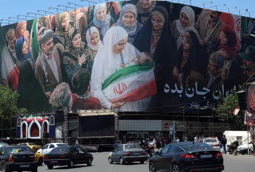 epa12992443 People drive next to a huge billboard in a street in Tehran, Iran, 25 May 2026. The US and Iran voiced optimism regarding a potential peace agreement and the reopening of the Strait of Hormuz, though both sides emphasized that no such deal has been reached yet.  EPA/ABEDIN TAHERKENAREH