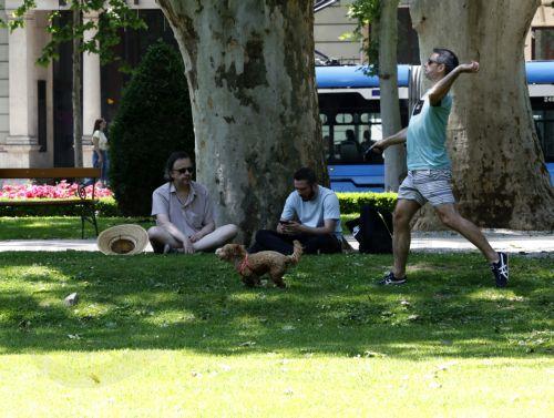 epa12992644 Citizens relax in the shade in downtown Zagreb, Croatia, 25 May 2026. Reports state that in recent days Croatia and Zagreb have recorded unusually high temperatures for this time of year, exceeding 30 degrees Celsius. Europe is bracing for a heatwave, as forecasters predict temperatures are expected to climb above 30 degrees Celsius. ...