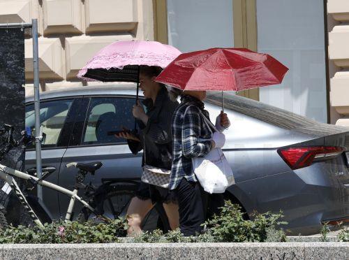 epa12992645 Citizens walk with umbrellas in downtown Zagreb, Croatia, 25 May 2026. Reports state that in recent days Croatia and Zagreb have recorded unusually high temperatures for this time of year, exceeding 30 degrees Celsius. Europe is bracing for a heatwave, as forecasters predict temperatures are expected to climb above 30 degrees Celsius. ...