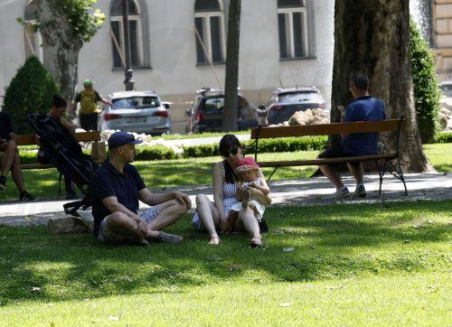 epa12992649 Citizens relax in the shade in downtown Zagreb, Croatia, 25 May 2026. Reports state that in recent days Croatia and Zagreb have recorded unusually high temperatures for this time of year, exceeding 30 degrees Celsius. Europe is bracing for a heatwave, as forecasters predict temperatures are expected to climb above 30 degrees Celsius. ...