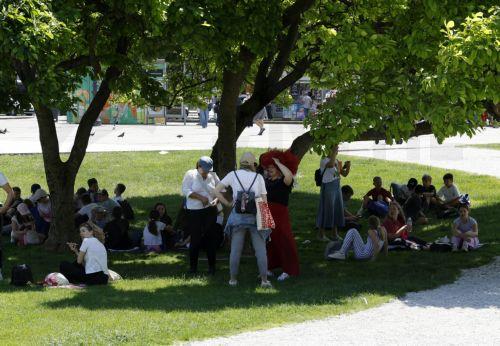 epa12992654 Citizens relax in the shade in downtown Zagreb, Croatia, 25 May 2026. Reports state that in recent days Croatia and Zagreb have recorded unusually high temperatures for this time of year, exceeding 30 degrees Celsius. Europe is bracing for a heatwave, as forecasters predict temperatures are expected to climb above 30 degrees Celsius. ...