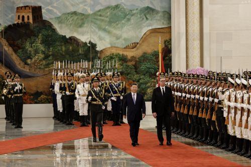 epa12992709 Chinese President Xi Jinping (L) and Serbian President Aleksandar Vucic (R) review the honor guard during a welcoming ceremony at the Great Hall of the People in Beijing, China, 25 May 2026.  EPA/TINGSHU WANG / POOL