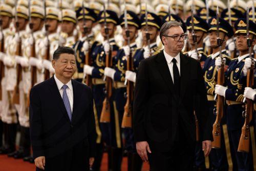 epa12992713 Chinese President Xi Jinping (L) and Serbian President Aleksandar Vucic (R) review the honor guard during a welcoming ceremony at the Great Hall of the People in Beijing, China, 25 May 2026.  EPA/TINGSHU WANG / POOL