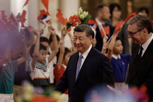 epa12992721 Chinese President Xi Jinping (L) and Serbian President Aleksandar Vucic (R) attend a welcoming ceremony at the Great Hall of the People in Beijing, China, 25 May 2026.  EPA/TINGSHU WANG / POOL