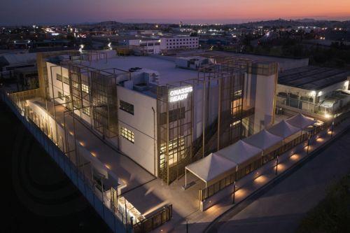 (Ξένη Δημοσίευση) Για πρώτη φορά, η ταράτσα του Onassis Ready μετατρέπεται σε θερινό σινεμά με θέα την Ακρόπολη και τη βιομηχανική περιοχή του Ρέντη. Κάτω από τον αθηναϊκό ουρανό, ένα κινηματογραφικό πρόγραμμα αναδεικνύει το πολυσχιδές έργο της Tilda Swinton, στο πλαίσιο της έκθεσης “Tilda Swinton – Ongoing”. Κατά τη διάρκεια της έκθεσης της Tilda Swinton,...