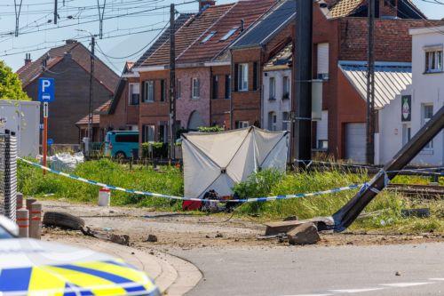 epa12994698 A cordoned off area at the scene of a collision between a train and a school minibus at a railroad crossing in Buggenhout, Belgium, 26 May 2026. According to statements from Belgian Mobility Minister Jean-Luc Crucke and local authorities, four people, including two children, were confirmed dead and several others seriously injured following a...