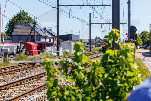 epa12994700 A cordoned off area at the scene of a collision between a train and a school minibus at a railroad crossing in Buggenhout, Belgium, 26 May 2026. According to statements from Belgian Mobility Minister Jean-Luc Crucke and local authorities, four people, including two children, were confirmed dead and several others seriously injured following a...