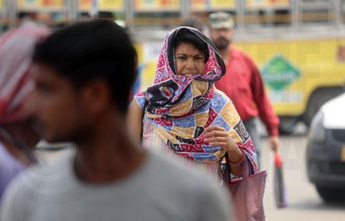 epa12994954 Indian commuters walk along a street during a hot afternoon in Kolkata, India, 26 May 2026. The India Meteorological Department (IMD) has forecast temperatures to reach up to 43 degrees Celsius as a heat wave persists across West Bengal.  EPA/PIYAL ADHIKARY