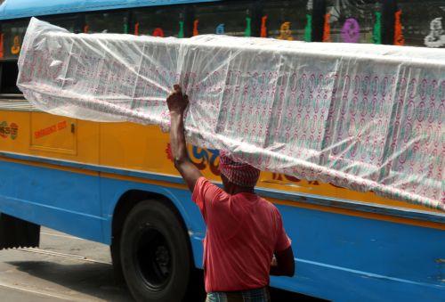 epa12994956 An Indian labour carries a ladder during a hot afternoon in Kolkata, India, 26 May 2026. The India Meteorological Department (IMD) has forecast temperatures to reach up to 43 degrees Celsius as a heat wave persists across West Bengal.  EPA/PIYAL ADHIKARY