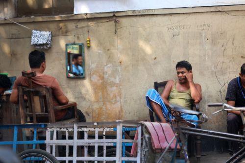 epa12994957 Indian labourers wait under shade during a hot afternoon in Kolkata, India, 26 May 2026.The India Meteorological Department (IMD) has forecast temperatures to reach up to 43 degrees Celsius as a heat wave persists across West Bengal.  EPA/PIYAL ADHIKARY