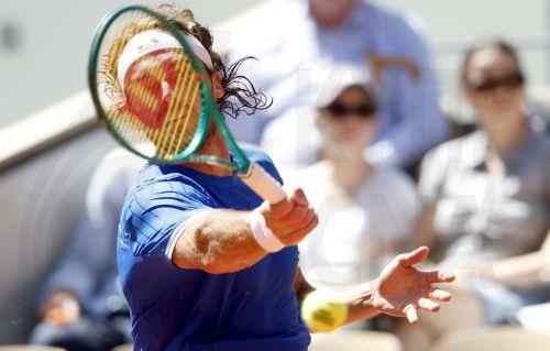 epa12994970 Stefanos Tsitsipas of Greece hits a forehand during his 1st round match against Alexandre Mueller of France at the French Open Grand Slam tennis tournament at Roland Garros in Paris, France, 26 May 2026.  EPA/YOAN VALAT