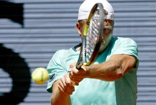 epa12994973 Alexandre Mueller of France hits a backhand during his Men's 1st round match against Stefanos Tsitsipas of Greece at the French Open Grand Slam tennis tournament at Roland Garros in Paris, France, 26 May 2026.  EPA/YOAN VALAT