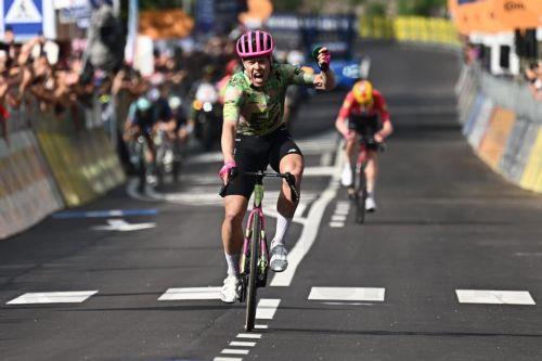 epa12998200 Danish rider Michael Valgren of EF Education - Easypost celebrates winning the 17th stage of the Giro d'Italia cycling tour over 202 km from Cassano d'Adda to Andalo, Italy, 27 May 2026.  EPA/LUCA ZENNARO