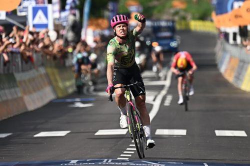 epa12998199 Danish rider Michael Valgren of EF Education - Easypost celebrates winning the 17th stage of the Giro d'Italia cycling tour over 202 km from Cassano d'Adda to Andalo, Italy, 27 May 2026.  EPA/LUCA ZENNARO