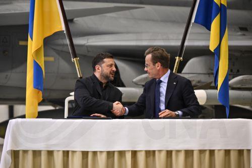 epa12999930 Ukrainian President Volodymyr Zelensky (L) and Swedish Prime Minister Ulf Kristersson shake hands as they give a joint news conference at the F16 air flotilla in Uppsala, Sweden, 28 May 2026.  EPA/Christine Olsson   SWEDEN OUT