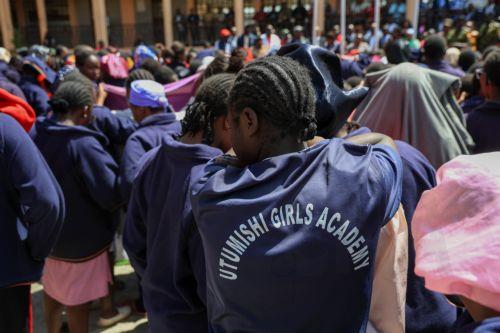 epa12999938 Students and parents gather at Utumishi Girls Academy following a deadly fire in Nakuru, 120 kilometers northwest of Nairobi, Kenya, 28 May 2026. At least 16 students were killed in a fire in the school dormitory overnight, according to police and government officials.  EPA/STRINGER