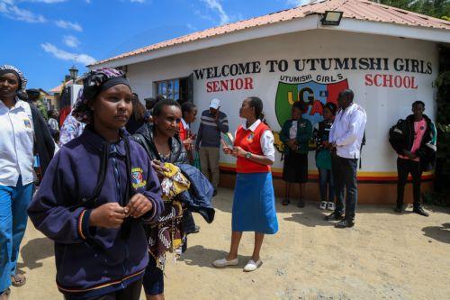 epa12999939 Students and parents gather at Utumishi Girls Academy following a deadly fire in Nakuru, 120 kilometers northwest of Nairobi, Kenya, 28 May 2026. At least 16 students were killed in a fire in the school dormitory overnight, according to police and government officials.  EPA/STRINGER