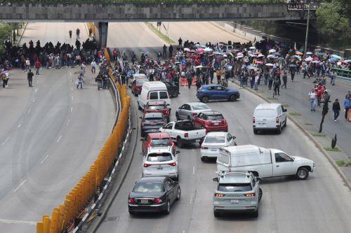epa13001494 Mexican teachers from the National Coordinator of Education Workers (CNTE) block one of the main avenues in Mexico City, Mexico, 28 May 2026. CNTE teachers have threatened protests and blockades during the 2026 FIFA World Cup after rejecting a government salary increase.  EPA/Madla Hartz