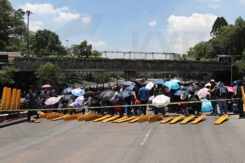 epa13001495 Mexican teachers from the National Coordinator of Education Workers (CNTE) block one of the main avenues in Mexico City, Mexico, 28 May 2026. CNTE teachers have threatened protests and blockades during the 2026 FIFA World Cup after rejecting a government salary increase.  EPA/Madla Hartz