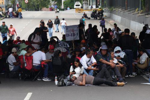 epa13001497 Mexican teachers from the National Coordinator of Education Workers (CNTE) block one of the main avenues in Mexico City, Mexico, 28 May 2026. CNTE teachers have threatened protests and blockades during the 2026 FIFA World Cup after rejecting a government salary increase.  EPA/Madla Hartz