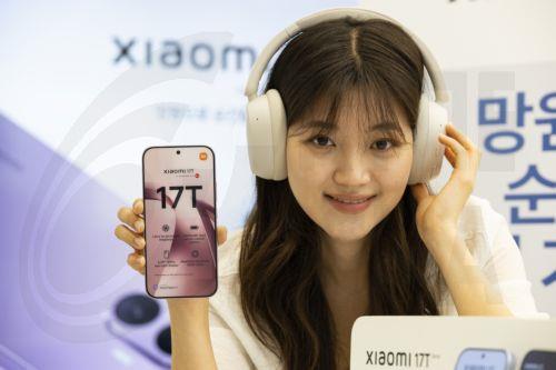 epa13001665 A model poses for photographers during the launching event of Xiaomi's new smart phone '17 T' at the Xiaomi store in Seoul, South Korea, 29 May 2026.  EPA/JEON HEON-KYUN