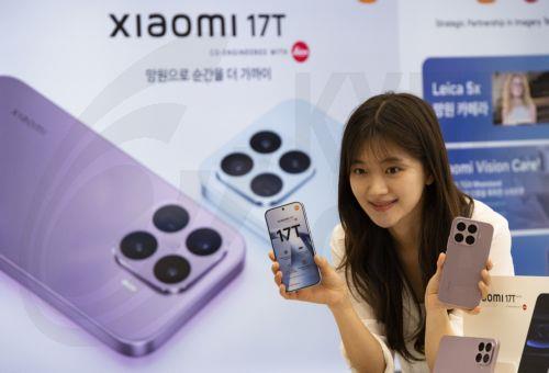 epa13001666 A model poses for photographers during the launching event of Xiaomi's new smart phone '17 T' at the Xiaomi store in Seoul, South Korea, 29 May 2026.  EPA/JEON HEON-KYUN