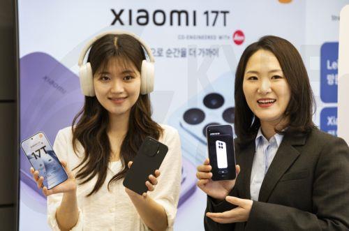 epa13001667 Xiaomi Korea president Summer Peng (R) and a model pose for photographers during the launching event of Xiaomi's new smart phone '17 T' at the Xiaomi store in Seoul, South Korea, 29 May 2026.  EPA/JEON HEON-KYUN