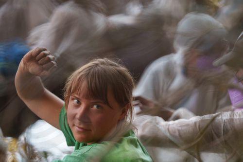 epa13003748 Swedish climate activist Greta Thunberg waves at journalists on the other side of a fence at a Uniper power plant in Gelsenkirchen, Germany, 29 May 2026. Members of the organization 'Ende Gelaende' entered the plant's grounds during a protest action, leading to a blockade of the facility.  EPA/CHRISTOPH RUTENKOLK