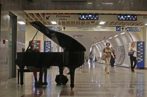 Επιβάτης παίζει μουσικά κομμάτια και τραγουδάει στο πιάνο που τοποθετήθηκε από την ΣΤΑΣΥ στο Μετρό Συντάγματος και είναι διαθέσιμο για κάθε επιβάτη, Σάββατο 30 Μαΐου 2026. Η πρωτοβουλία αυτή θυμίζει αντίστοιχες δράσεις στα μετρό μεγάλων πόλεων της Ευρώπης. ΑΠΕ ΜΠΕ/ΑΠΕ ΜΠΕ/ΑΛΕΞΑΝΔΡΟΣ ΒΛΑΧΟΣ