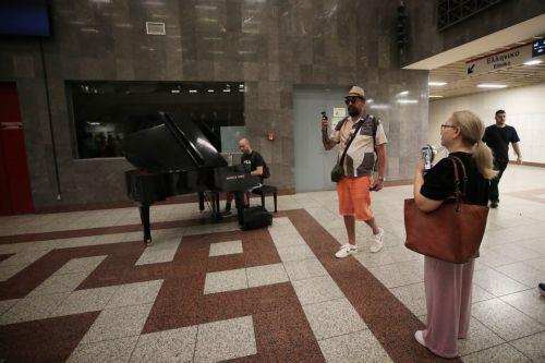 Επιβάτης παίζει μουσικά κομμάτια και τραγουδάει στο πιάνο που τοποθετήθηκε από την ΣΤΑΣΥ στο Μετρό Συντάγματος και είναι διαθέσιμο για κάθε επιβάτη, Σάββατο 30 Μαΐου 2026. Η πρωτοβουλία αυτή θυμίζει αντίστοιχες δράσεις στα μετρό μεγάλων πόλεων της Ευρώπης. ΑΠΕ ΜΠΕ/ΑΠΕ ΜΠΕ/ΑΛΕΞΑΝΔΡΟΣ ΒΛΑΧΟΣ