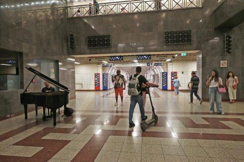 Επιβάτης παίζει μουσικά κομμάτια και τραγουδάει στο πιάνο που τοποθετήθηκε από την ΣΤΑΣΥ στο Μετρό Συντάγματος και είναι διαθέσιμο για κάθε επιβάτη, Σάββατο 30 Μαΐου 2026. Η πρωτοβουλία αυτή θυμίζει αντίστοιχες δράσεις στα μετρό μεγάλων πόλεων της Ευρώπης. ΑΠΕ ΜΠΕ/ΑΠΕ ΜΠΕ/ΑΛΕΞΑΝΔΡΟΣ ΒΛΑΧΟΣ