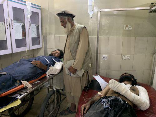 epa13004155 People who were injured in a traffic accident receive treatment at a hospital, in Jalalabad, Afghanistan, 30 May 2026. A vehicle rollover in Afghanistan's Laghman Province has claimed the lives of 18 people, including 10 children and 5 women, while 29 others were injured. The victims were families recently returned from Pakistan, traveling from...