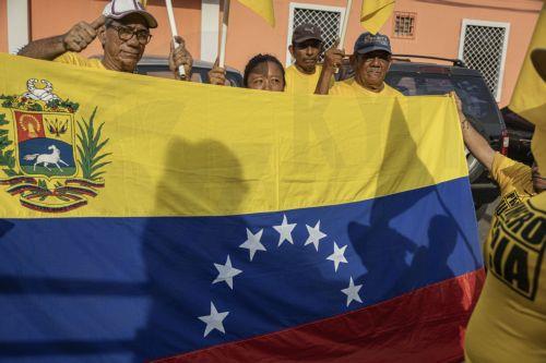 epa13006055 People take part in a demonstration in Maracaibo, Venezuela, 30 May 2026. More than a thousand Venezuelans, along with several of the country’s leading opposition figures, gathered in Maracaibo, the capital of Zulia state to demand the holding of presidential elections and the release of all political prisoners.  EPA/Henry Chirinos
