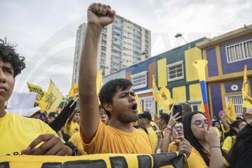 epa13006057 People take part in a demonstration in Maracaibo, Venezuela, 30 May 2026. More than a thousand Venezuelans, along with several of the country’s leading opposition figures, gathered in Maracaibo, the capital of Zulia state to demand the holding of presidential elections and the release of all political prisoners.  EPA/Henry Chirinos