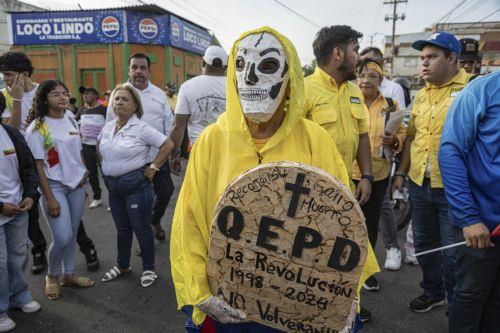 epa13006058 A person in costume holds a sign at a demonstration in Maracaibo, Venezuela, 30 May 2026. More than a thousand Venezuelans, along with several of the country’s leading opposition figures, gathered in Maracaibo, the capital of Zulia state to demand the holding of presidential elections and the release of all political prisoners.  EPA/Henry...