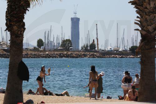 Λουόμενοι απολαμβάνουν τον ήλιο και την θάλασσα σε κοντινή παραλία της Αθήνας στο Φάληρο, Κυριακή 31 Μαϊου 2026. ΑΠΕ-ΜΠΕ/ΑΠΕ-ΜΠΕ/ΑΛΕΞΑΝΔΡΟΣ ΒΛΑΧΟΣ