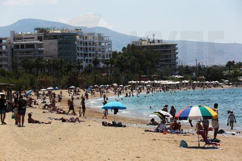 Λουόμενοι απολαμβάνουν τον ήλιο και την θάλασσα σε κοντινή παραλία της Αθήνας στο Φάληρο, Κυριακή 31 Μαϊου 2026. ΑΠΕ-ΜΠΕ/ΑΠΕ-ΜΠΕ/ΑΛΕΞΑΝΔΡΟΣ ΒΛΑΧΟΣ