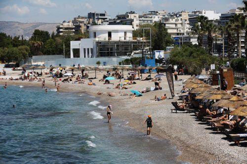 Λουόμενοι απολαμβάνουν τον ήλιο και την θάλασσα σε κοντινή παραλία της Αθήνας στο Φάληρο, Κυριακή 31 Μαϊου 2026. ΑΠΕ-ΜΠΕ/ΑΠΕ-ΜΠΕ/ΑΛΕΞΑΝΔΡΟΣ ΒΛΑΧΟΣ